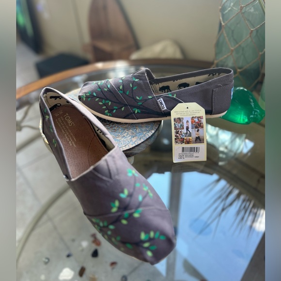 🍃TOMS🍃- NWT - Grey Toms Hand-painted Tree Branch Design- size 10 Womens - Picture 7 of 9